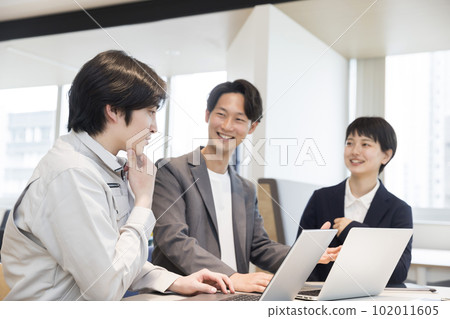 與建築公司人員會面的商人 102011605
