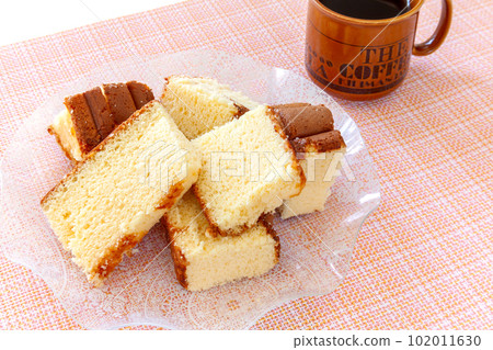 在盤子上切下海綿蛋糕和咖啡 102011630