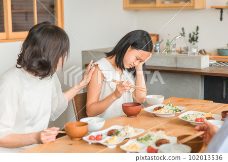 A girl who can't eat food due to poor physical condition or illness and a mother's woman (child) 102013536
