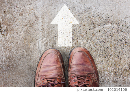 Male feet in old brown leather shoes 102014106