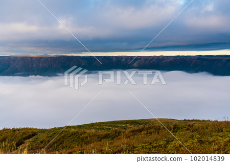 Daikanbo's sea of clouds and autumn leaves in the morning [Aso City, Kumamoto Prefecture] 102014839