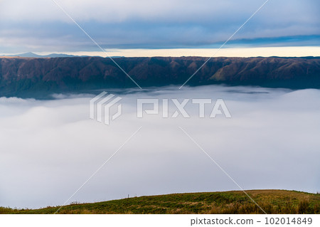 Daikanbo's sea of clouds and autumn leaves in the morning [Aso City, Kumamoto Prefecture] 102014849