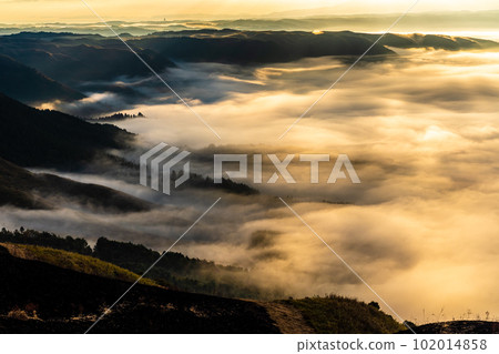 Daikanbo's Sea of Clouds and Autumn Leaves Morning Landscape Panorama [Aso City, Kumamoto Prefecture] 102014858