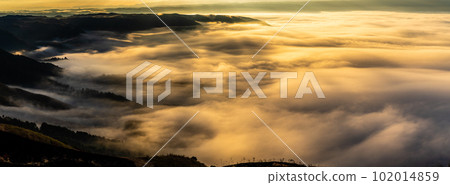 大觀峰的雲海和秋葉晨景全景[熊本縣阿蘇市] 102014859