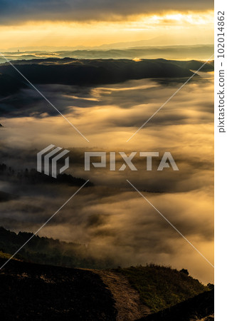 Daikanbo's sea of clouds and autumn leaves in the morning [Aso City, Kumamoto Prefecture] 102014862