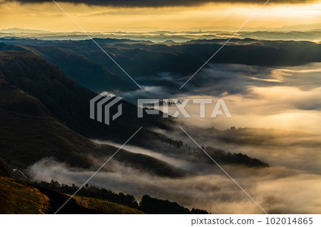 Daikanbo's sea of clouds and autumn leaves in the morning [Aso City, Kumamoto Prefecture] 102014865