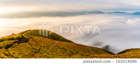 大觀峰的雲海和秋葉晨景全景[熊本縣阿蘇市] 102014890