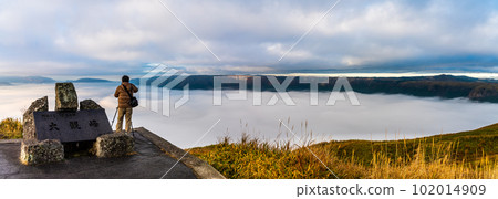 Daikanbo's Sea of Clouds and Autumn Leaves Morning Landscape Panorama [Aso City, Kumamoto Prefecture] 102014909