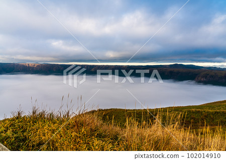 Daikanbo's sea of clouds and autumn leaves in the morning [Aso City, Kumamoto Prefecture] 102014910