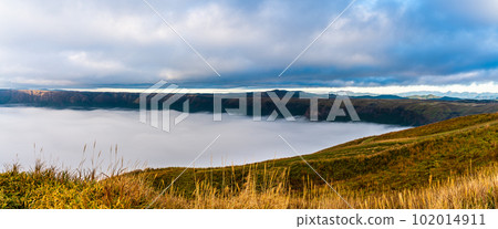 Daikanbo's Sea of Clouds and Autumn Leaves Morning Landscape Panorama [Aso City, Kumamoto Prefecture] 102014911