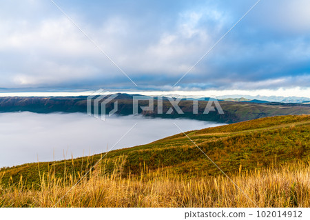 Daikanbo's sea of clouds and autumn leaves in the morning [Aso City, Kumamoto Prefecture] 102014912