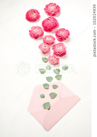 Love letter. white card with pink paper envelope mock up. Petals of flowers, roses and ranunculus. Valentine's day romantic background . Space for text. 102014939