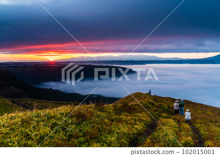 Daikanbo's Sea of Clouds and Autumn Leaves Sunrise [Aso City, Kumamoto Prefecture] 102015001