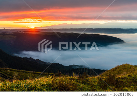 Daikanbo's Sea of Clouds and Autumn Leaves Sunrise [Aso City, Kumamoto Prefecture] 102015003