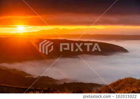 Daikanbo's Sea of Clouds and Autumn Leaves Sunrise [Aso City, Kumamoto Prefecture] 102015022