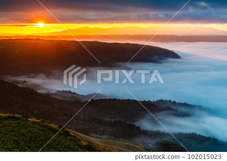 Daikanbo's Sea of Clouds and Autumn Leaves Sunrise [Aso City, Kumamoto Prefecture] 102015023