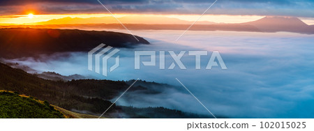 Daikanbo's Sea of Clouds and Autumn Leaves Sunrise Panorama [Aso City, Kumamoto Prefecture] 102015025