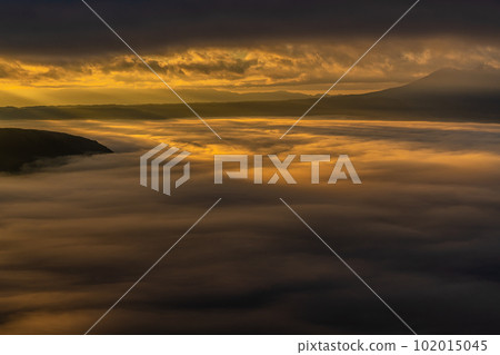Daikanbo's Sea of Clouds and Autumn Leaves Sunrise [Aso City, Kumamoto Prefecture] 102015045