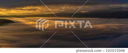 Daikanbo's Sea of Clouds and Autumn Leaves Sunrise Panorama [Aso City, Kumamoto Prefecture] 102015046