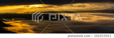 Daikanbo's Sea of Clouds and Autumn Leaves Sunrise Panorama [Aso City, Kumamoto Prefecture] 102015051