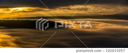 Daikanbo's Sea of Clouds and Autumn Leaves Sunrise Panorama [Aso City, Kumamoto Prefecture] 102015057