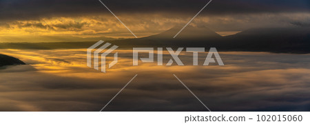 Daikanbo's Sea of Clouds and Autumn Leaves Sunrise Panorama [Aso City, Kumamoto Prefecture] 102015060