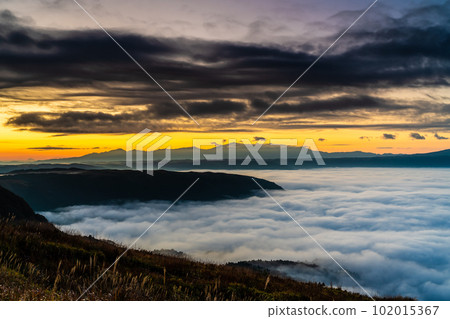 Daikanbo's Sea of Clouds and Autumn Leaves Before Dawn [Aso City, Kumamoto Prefecture] 102015367