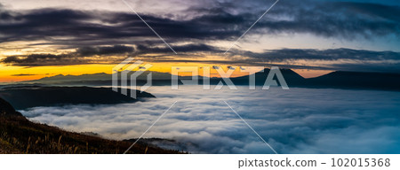 Daikanbo's Sea of Clouds and Autumn Leaves Before Dawn (Aso City, Kumamoto Prefecture) Daikanbo's Sea of Clouds and Autumn Leaves Before Dawn (Aso City, Kumamoto Prefecture) 102015368