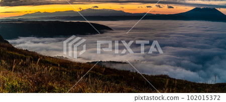 Daikanbo's Sea of Clouds and Autumn Leaves Before Dawn (Aso City, Kumamoto Prefecture) 102015372