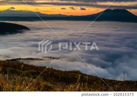 大觀峰的雲海和黎明前的秋葉[熊本縣阿蘇市] 102015373