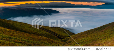 Daikanbo's Sea of Clouds and Autumn Leaves Before Dawn (Aso City, Kumamoto Prefecture) 102015382
