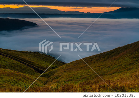 Daikanbo's Sea of Clouds and Autumn Leaves Before Dawn [Aso City, Kumamoto Prefecture] 102015383