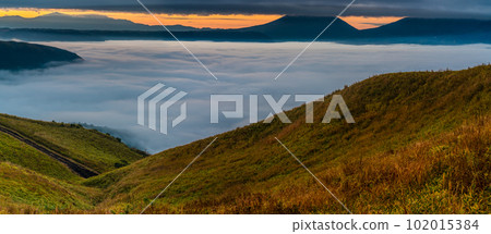 Daikanbo's Sea of Clouds and Autumn Leaves Before Dawn (Aso City, Kumamoto Prefecture) 102015384