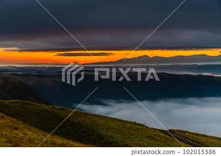 大觀峰的雲海和黎明前的秋葉[熊本縣阿蘇市] 102015386