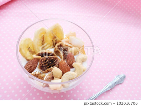 酸奶中的干果和堅果 酸奶中的干果和堅果 102016706