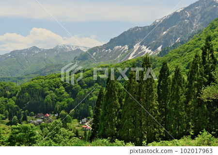 信州秋山鄉群山環抱，綠意盎然的寧靜村莊 102017963