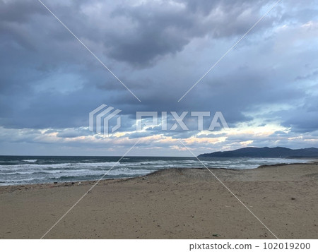 山陰海岸國立公園,陰天的日本海驚濤駭浪 山陰海岸國立公園,陰天的日本海驚濤駭浪 102019200
