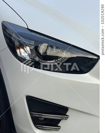 大阪府茨城市中央通白色汽車前 102019290