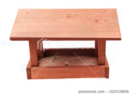 bird feeder isolated 102019606