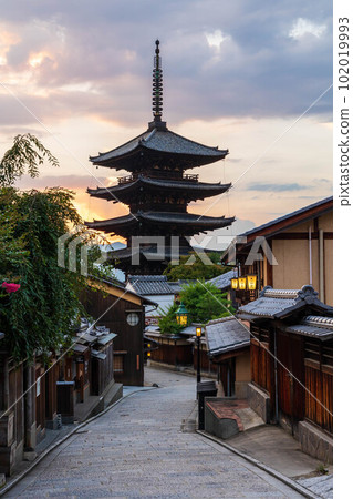 Ancient Kyoto, Higashiyama at dusk, Yasaka Pagoda (Hokanji Temple) and Sanneizaka Ancient Kyoto, Higashiyama at dusk, Yasaka Pagoda (Hokanji Temple) and Sanneizaka 102019993