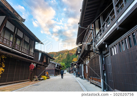 長野縣鹽尻市紅葉秀麗的奈良井宿街景 長野縣鹽尻市紅葉秀麗的奈良井宿街景 102020756