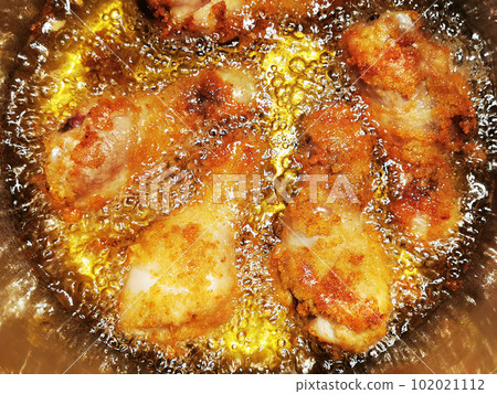 fried chicken legs in oil 102021112