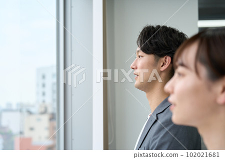 望著窗外的男人和女人 102021681