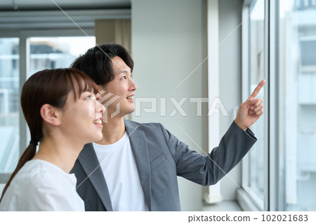 望著窗外的男人和女人 望著窗外的男人和女人 102021683