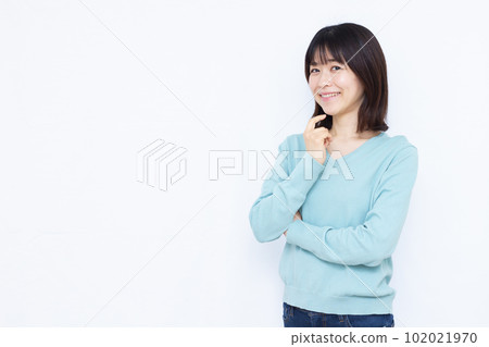 一個三十多歲的女人在白色背景前微笑著思考 102021970