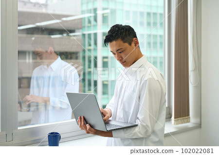 young man at work 102022081