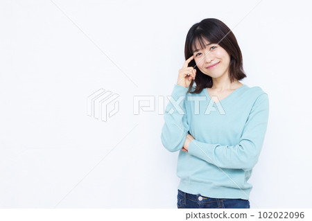 一位三十多歲的女士在白人背景前做自我介紹 102022096