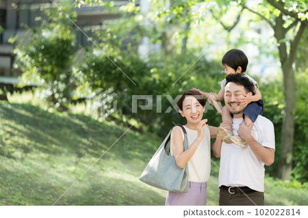 Spring and summer image of a close family on green and green shoulders with copy space on the left Spring and summer image of a close family on green and green shoulders with copy space on the left 102022814