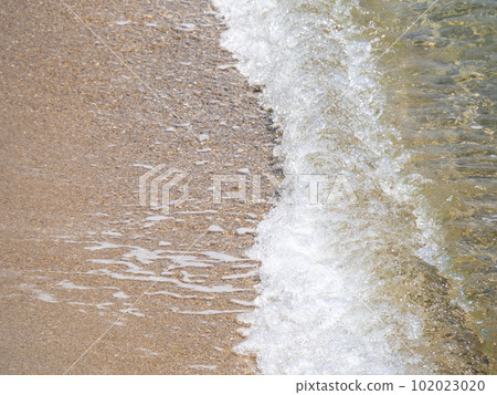 海浪拍打著海灘。 海浪拍打著海灘。 102023020