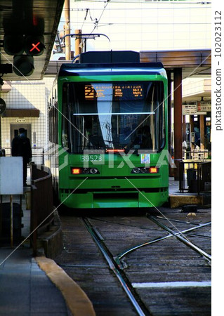To Aki's Miyajima... [Hiroshima Electric Railway] Type 3950, which also carries the transportation of citizens 102023112